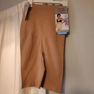 NWT Maidenform Size Medium Shaper Shorts